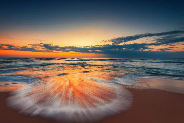 Denizin üzerinde güzel bir gün doğumu