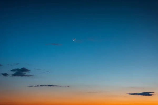 Night sky landscape. A crescent moon and stars in the sky after — Stock Photo, Image