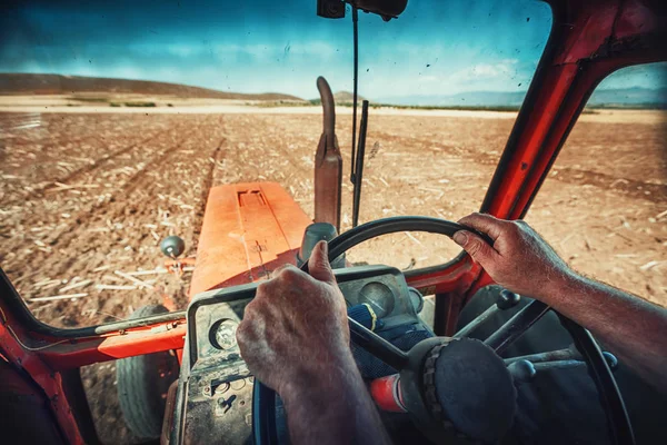 Gazda, kezében Vértes ül benne a traktor kabin — Stock Fotó