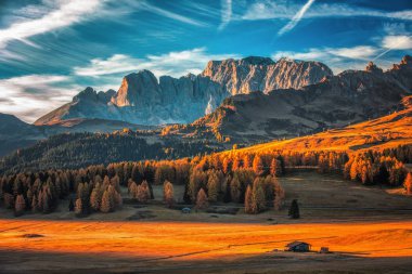 Hava sonbahar gündoğumu sahne sarı larches ve küçük alpi