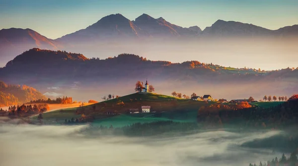 Панорамним видом на церкву Сент-Томас, Словенія — стокове фото