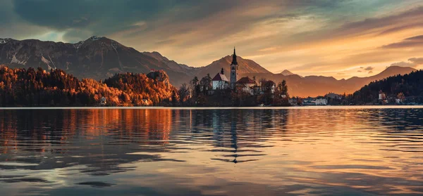 Lago Bled com St. Marys Igreja da Assunção no pequeno i — Fotografia de Stock