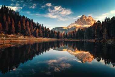 Lago Antorno, Dolomites, göl dağ manzara havadan görünümü 