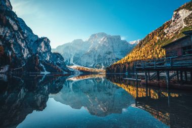Braies gölde Dolomites dağlar, arka planda, Sudt Seekofel