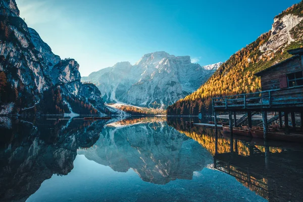 Braies 湖在白云岩山, Seekofel 在背景, Sudt — 图库照片