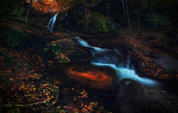 Cascade dans la forêt d'automne dans la montagne — Photo