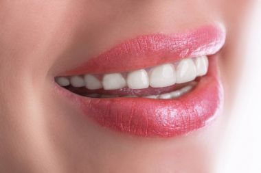 Gülümseyen kadın ağız beyaz arka plan büyük dişlere sahip