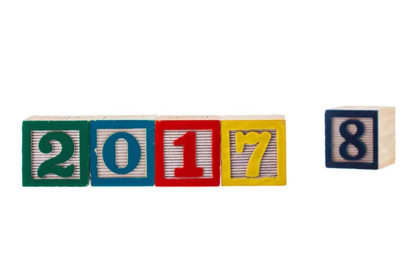 Yeni yıl beyaz arka plan üzerinde ahşap bloklar üzerinde yazılı 2017 — Stok fotoğraf