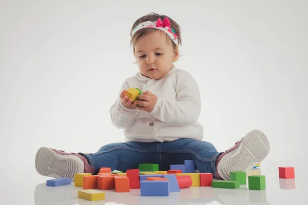 Mignon bébé fille jouer cubes en bois isolé sur fond blanc — Photo