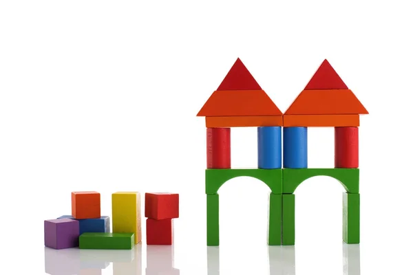 Houten blokken geïsoleerd op een witte achtergrond, educatief speelgoed — Stockfoto