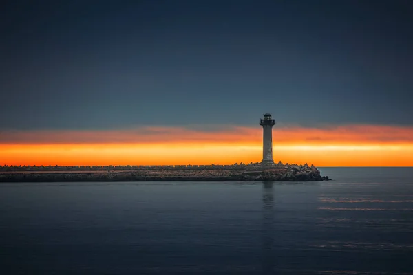Alter Leuchtturm in Varna, Bulgarien bei Sonnenaufgang — Stockfoto