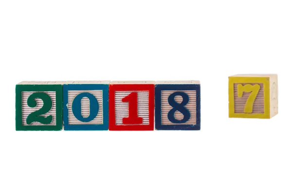 Yeni yıl beyaz arka plan üzerinde ahşap bloklar üzerinde yazılı 2018 — Stok fotoğraf