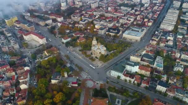 Letecký pohled na centrum města v destinaci Varna, Bulharsko. Pouliční ruch, katedrála a divadlo. — Stock video