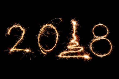 Işıltı havai fişek ile siyah arka plan üzerine yazılı yıl 2018 2018