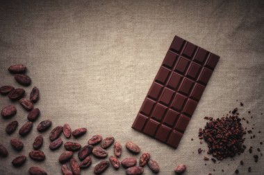 Koyu çikolata ve ham kakao çekirdeği. Arka plan doku eski ju