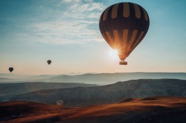 Sıcak hava balonları, Cappadocia Vadisi üzerinde uçan.