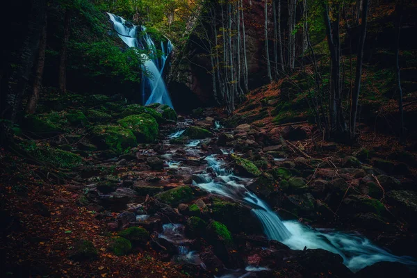 Chute d'eau dans la forêt d'automne — Photo