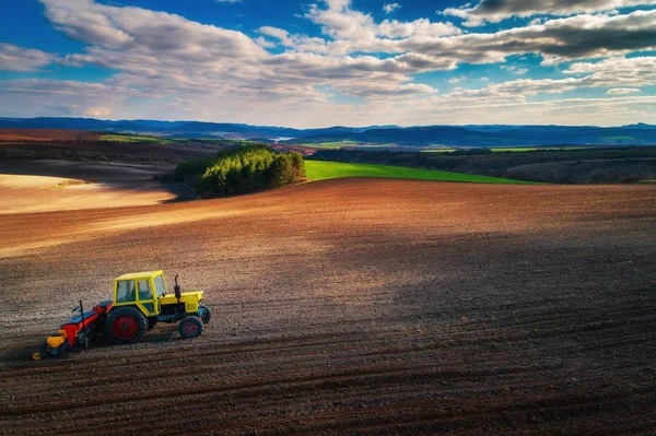 Vista aérea dos tratores que trabalham no campo de colheita — Fotografia de Stock