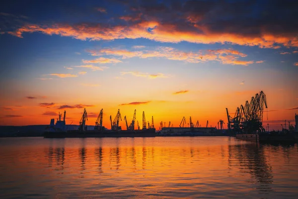 Закат над морским портом и промышленными кранами, Варна — стоковое фото