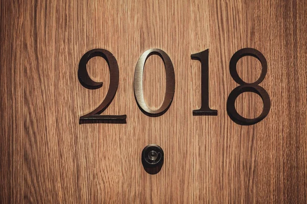 Числа 2018 на двери - новый год концептуальный фон — стоковое фото