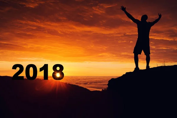 Adam siluet sunrise ve 2018 izlerken dağ tepe üzerinde — Stok fotoğraf