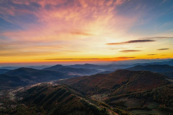 Sonbahar gündoğumu dağlarda. Havadan görünümü — Stok fotoğraf