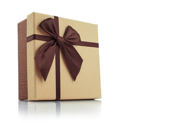 흰색 배경에 리본으로 분리 된 선물 상자 — 스톡 사진