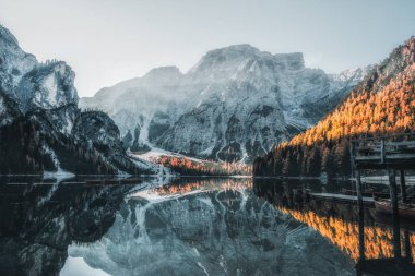 Braies Gölü (Pragser Wildsee) gemilerde. Dolomites dağlar İtalya