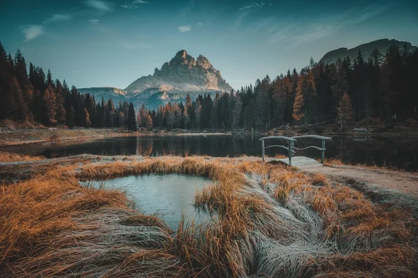 Vista matutina del Lago Antorno, Dolomitas, Paisaje de la montaña del lago — Foto de Stock