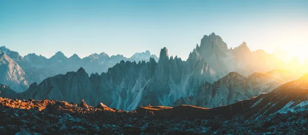 Dolomites Alps kayalık dağ silsilesi Tre Cime Di Lavaredo, İtalya — Stok fotoğraf