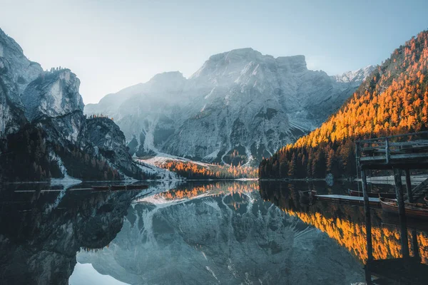 Hajók a tavon Braies (Pragser Wildsee) a Dolomitok-hegy — Stock Fotó