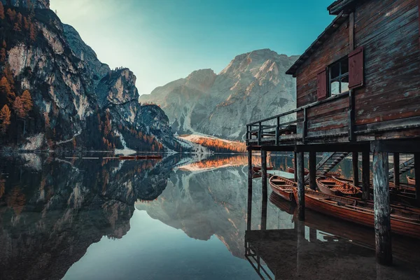 Braies Gölü (Pragser Wildsee) gemilerde. Dolomites dağlar İtalya — Stok fotoğraf