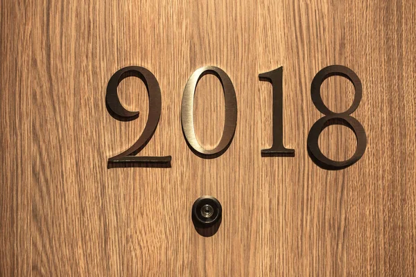 Концепция Happy New Year 2018, лежащая на двери отеля — стоковое фото