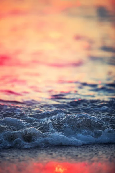 海の波を閉じると、低角度のビューは、日の出のショット — ストック写真