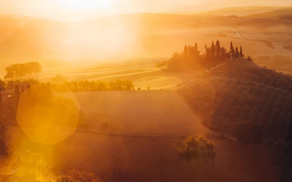 Toscana, paisaje panorámico con famosas colinas rodantes casa de campo —  Fotos de Stock