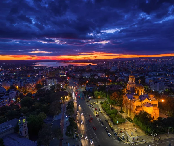 Vista aérea da cidade de Varna, Bulgária ao pôr do sol — Fotografia de Stock