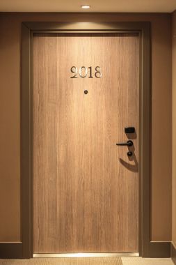 Hotel kapıdaki yazı mutlu yeni yıl 2018 kavramı