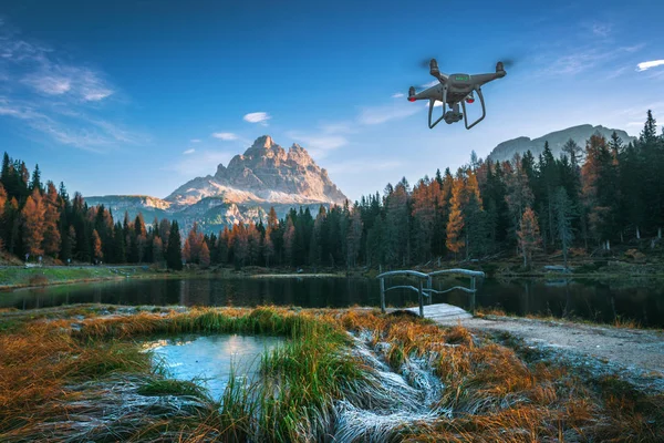 Lago Antorno, Itália - 20 de outubro de 2017: Quadricóptero de drones voadores — Fotografia de Stock