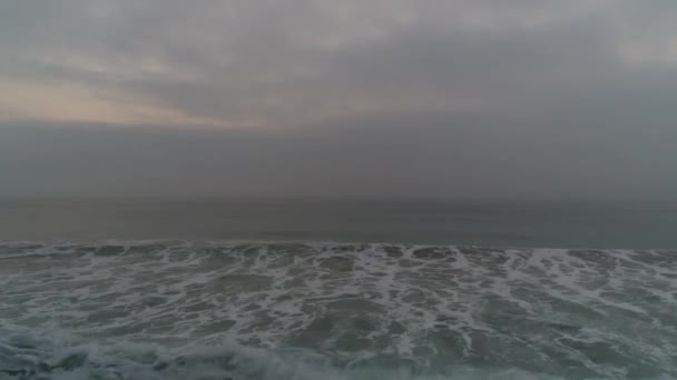 Vista Aérea Sobre Ondas Mar Nevoeiro Nascer Sol — Vídeo de Stock