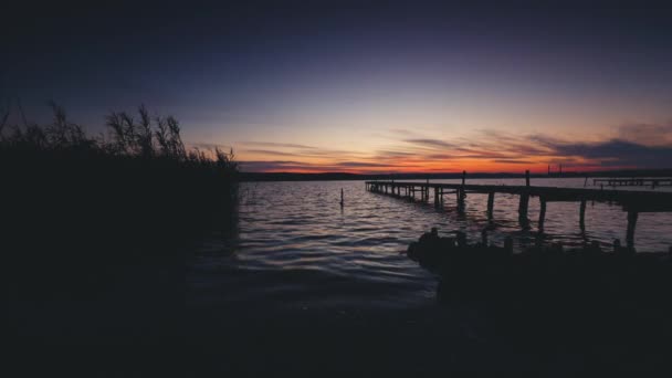 Hermosa Puesta Sol Sobre Lago Muelle Madera Video — Vídeo de stock