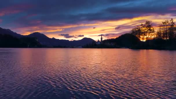 斯洛维尼亚布莱德湖假设教堂的空中日落景观 — 图库视频影像