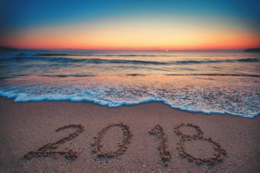 Mutlu yeni yıl 2018 kavramı, sahilde yazı. Deniz gündoğumu
