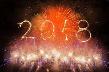 Işıltı havai fişek ile siyah arka plan üzerine, mutlu ne yazılı 2018