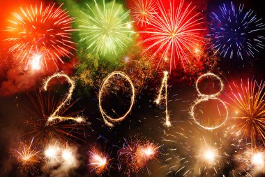 Mutlu yeni yıl 2018 ışıltı havai fişek ile siyah backg yazılmış