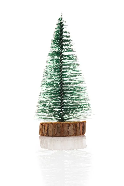 Brinquedo de árvore de Natal no fundo branco fundo — Fotografia de Stock