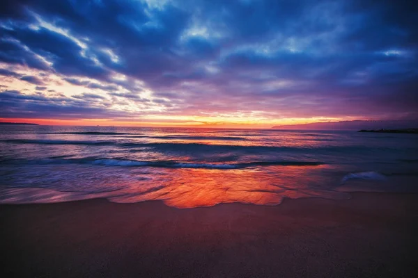 Beautiful sunrise over the sea — Stock Photo, Image