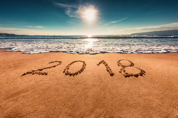 Feliz Ano Novo 2018 conceito na praia do mar; sunrsie shot — Fotografia de Stock