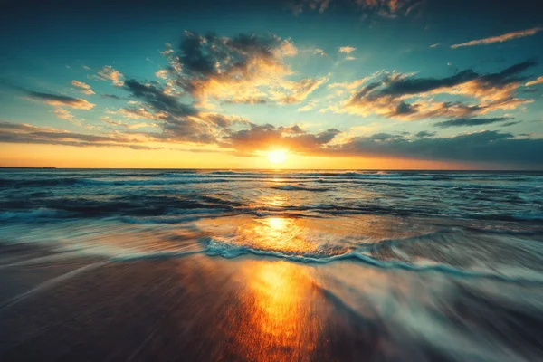 Beau lever de soleil sur la mer Images De Stock Libres De Droits