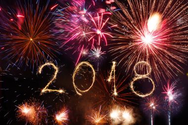 Mutlu yeni yıl 2018 ışıltı havai fişek ile siyah backg yazılmış