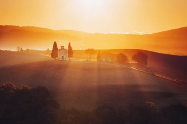 Madonna di Vitaleta küçük bir şapel ile gündoğumu Tuscany manzaraya